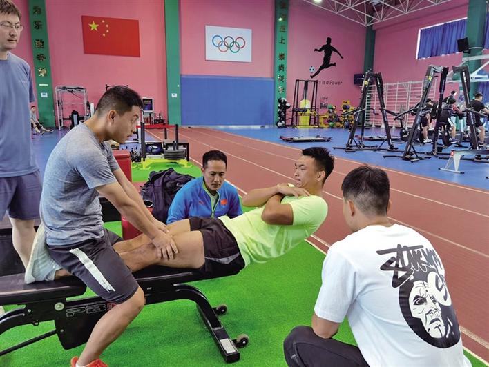 10月6日,省武术队运动员正在进行腹肌耐力训练.