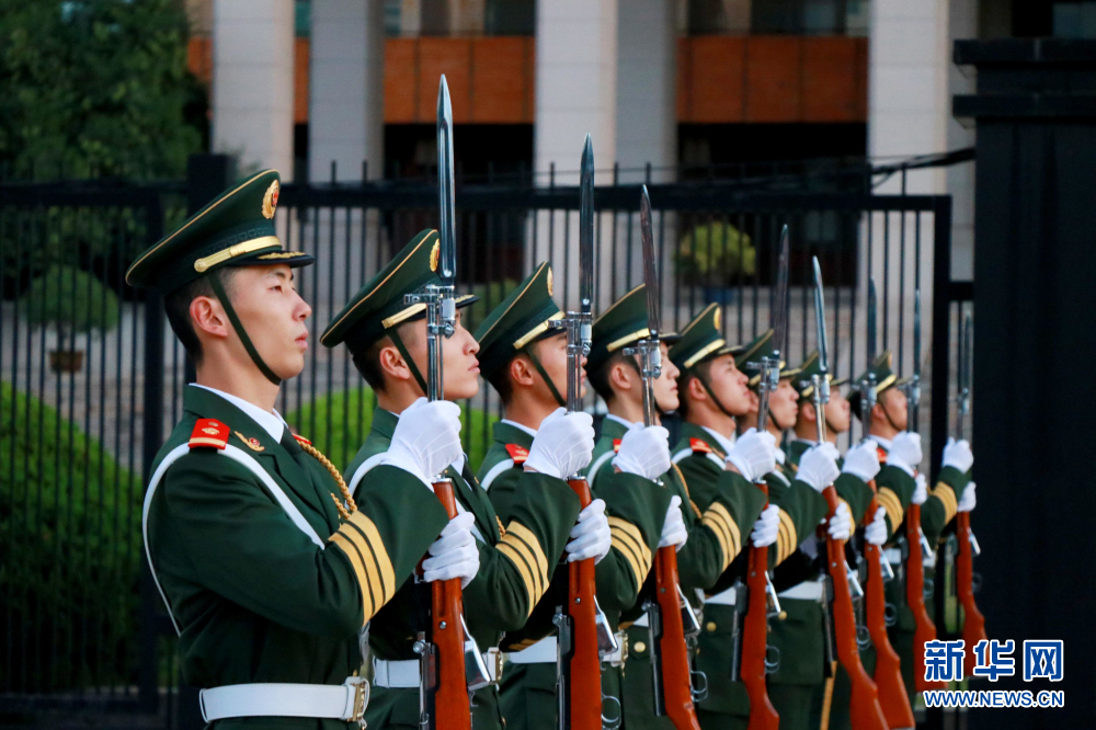 向国旗行举枪礼