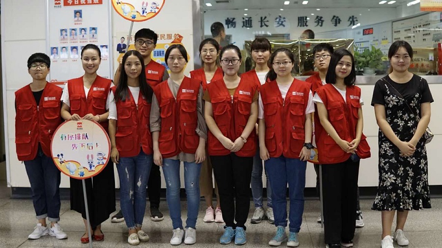 共青团西安市委组织开展“助力暑运 缓堵保畅”地铁志愿者服务