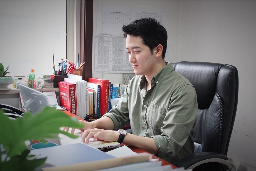 来自韩国的郑丞益在省政府见习